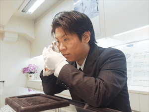高品質ダイヤモンドを鑑定する銀座店長