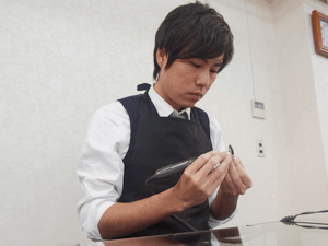 光り輝く約束の指輪を手掛ける